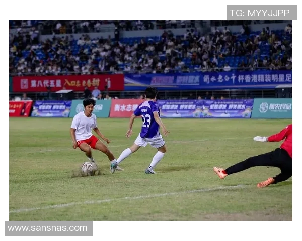 国际足球明星精彩跑位解析视频助你提升球技与战术意识