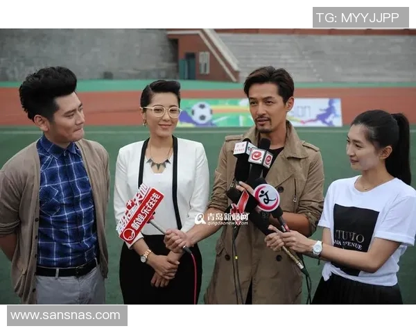 胡歌与足球明星同框合照展现友谊与热爱足球的激情瞬间